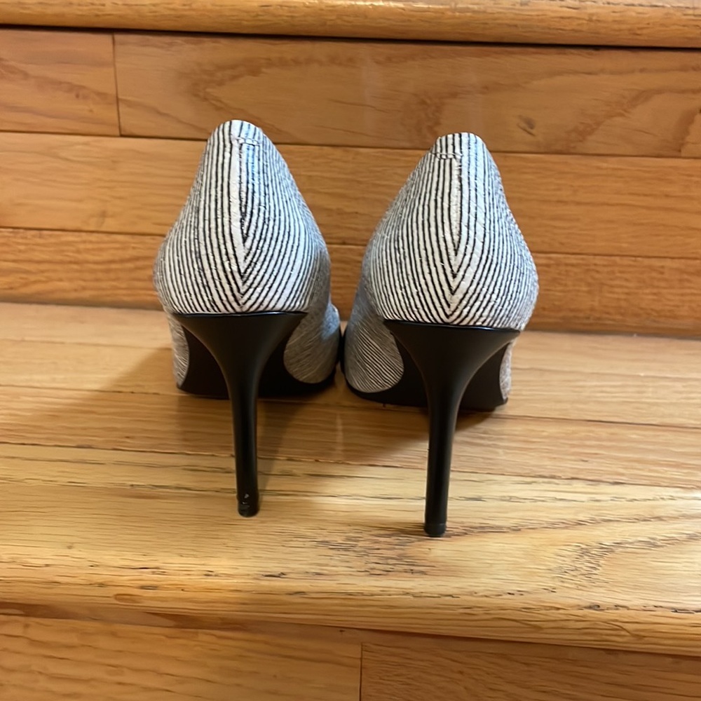 Audrey Brooke Beautiful Black & White Pumps Size 7M - Picture 3 of 8